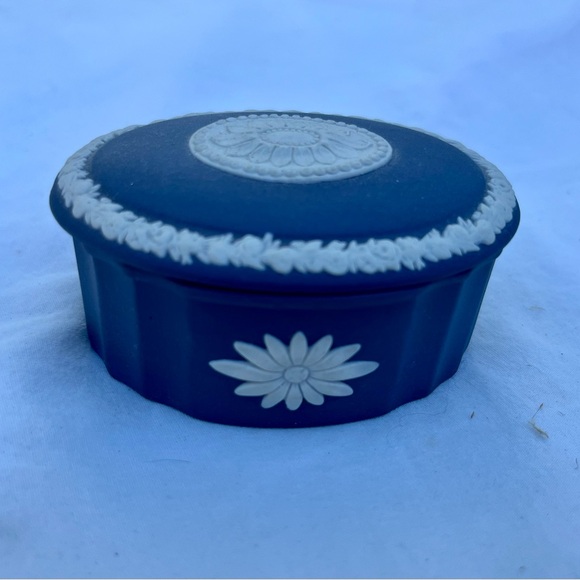 Wedgwood Other - Wedgwood jasperware floral trinket box marked great condition